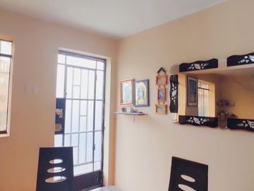 Casa en Venta de Dos Pisos En Venta Frente A Parque A.H. Bayovar S.J.L