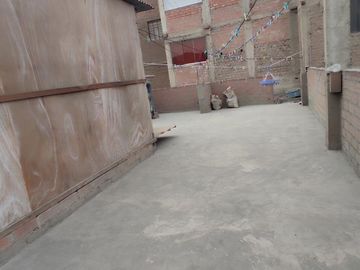 Casa en Venta de Dos Pisos En Venta Frente A Parque A.H. Bayovar S.J.L