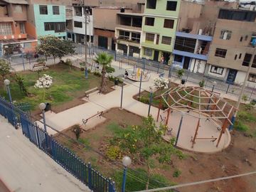 Casa en Venta de Dos Pisos En Venta Frente A Parque A.H. Bayovar S.J.L