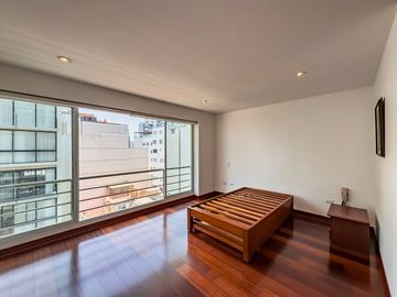 PRECIOSO DUPLEX A 20 m. DEL MALECON, VISTA LATERAL AL MAR