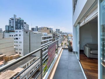 PRECIOSO DUPLEX A 20 m. DEL MALECON, VISTA LATERAL AL MAR