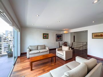 PRECIOSO DUPLEX A 20 m. DEL MALECON, VISTA LATERAL AL MAR
