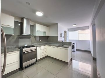 PRECIOSO DUPLEX A 20 m. DEL MALECON, VISTA LATERAL AL MAR