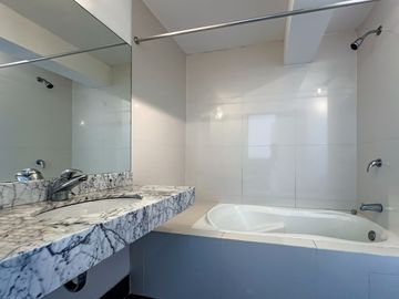 PRECIOSO DUPLEX A 20 m. DEL MALECON, VISTA LATERAL AL MAR