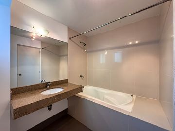 PRECIOSO DUPLEX A 20 m. DEL MALECON, VISTA LATERAL AL MAR
