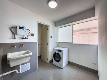 PRECIOSO DUPLEX A 20 m. DEL MALECON, VISTA LATERAL AL MAR