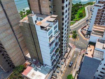 PRECIOSO DUPLEX A 20 m. DEL MALECON, VISTA LATERAL AL MAR
