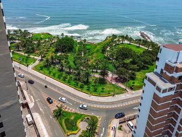 PRECIOSO DUPLEX A 20 m. DEL MALECON, VISTA LATERAL AL MAR