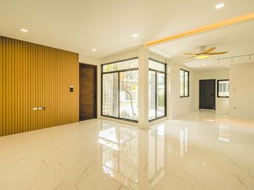 Newly built single house, modern minimalist style, 3 bedrooms, Tha Wang Tan area, spacious area, modern design, near Chiang Mai city, near Big C, near