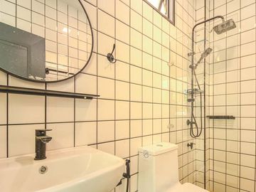 Newly built single house, modern minimalist style, 3 bedrooms, Tha Wang Tan area, spacious area, modern design, near Chiang Mai city, near Big C, near