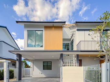 Newly built single house, modern minimalist style, 3 bedrooms, Tha Wang Tan area, spacious area, modern design, near Chiang Mai city, near Big C, near
