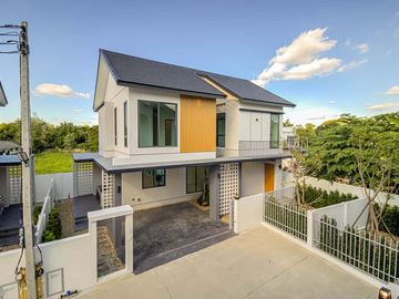 Newly built single house, modern minimalist style, 3 bedrooms, Tha Wang Tan area, spacious area, modern design, near Chiang Mai city, near Big C, near