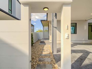 Newly built single house, modern minimalist style, 3 bedrooms, Tha Wang Tan area, spacious area, modern design, near Chiang Mai city, near Big C, near