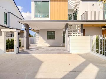 Newly built single house, modern minimalist style, 3 bedrooms, Tha Wang Tan area, spacious area, modern design, near Chiang Mai city, near Big C, near