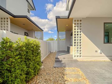 Newly built single house, modern minimalist style, 3 bedrooms, Tha Wang Tan area, spacious area, modern design, near Chiang Mai city, near Big C, near