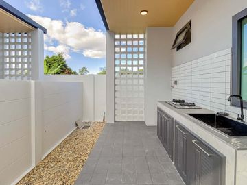 Newly built single house, modern minimalist style, 3 bedrooms, Tha Wang Tan area, spacious area, modern design, near Chiang Mai city, near Big C, near