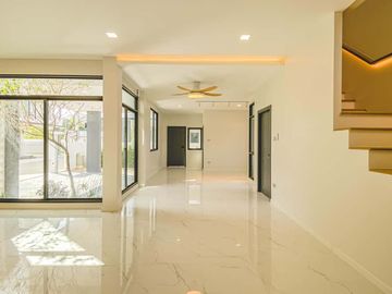 Newly built single house, modern minimalist style, 3 bedrooms, Tha Wang Tan area, spacious area, modern design, near Chiang Mai city, near Big C, near
