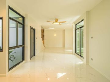Newly built single house, modern minimalist style, 3 bedrooms, Tha Wang Tan area, spacious area, modern design, near Chiang Mai city, near Big C, near