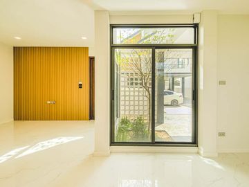 Newly built single house, modern minimalist style, 3 bedrooms, Tha Wang Tan area, spacious area, modern design, near Chiang Mai city, near Big C, near