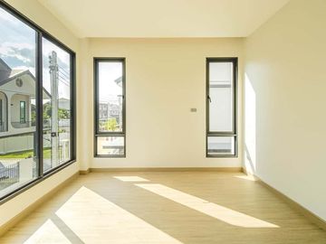 Newly built single house, modern minimalist style, 3 bedrooms, Tha Wang Tan area, spacious area, modern design, near Chiang Mai city, near Big C, near