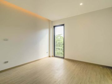 Newly built single house, modern minimalist style, 3 bedrooms, Tha Wang Tan area, spacious area, modern design, near Chiang Mai city, near Big C, near