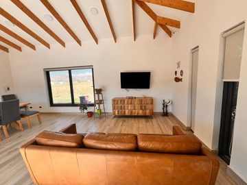 Hermosa Parcela con casa sólida y piscina en Padre Hurtado.