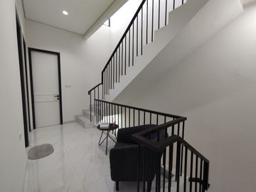 Rumah Tarum Cirendeu, Baru 3 LANTAI Murah, Ciputat Timur, Tangsel Kota Tangerang Selatan Jual Dijual