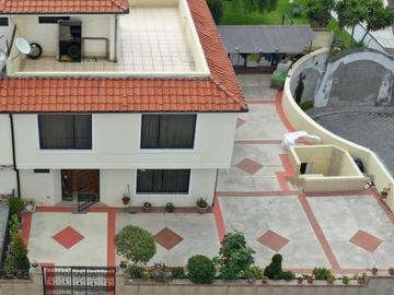 Vedo casa de 410m, urbanizacion privada El condado