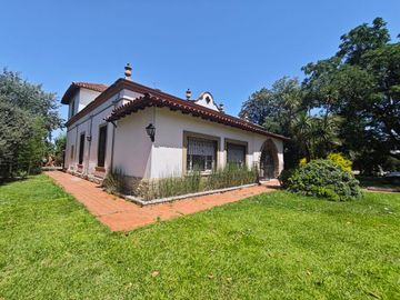 Castelar - Venta - Chalet Sobre un amplio lote de 1334 m² en Castelar Norte
