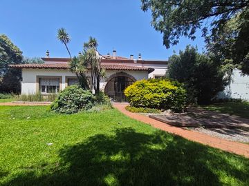 Castelar - Venta - Chalet Sobre un amplio lote de 1334 m² en Castelar Norte