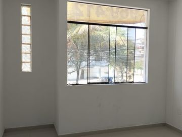 ALQUILER DE CASA DE 3 PISOS, EN AV. LAS PALMERAS