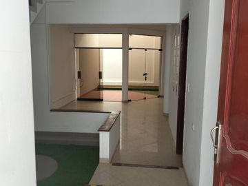 ALQUILER DE CASA DE 3 PISOS, EN AV. LAS PALMERAS