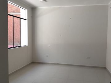 ALQUILER DE CASA DE 3 PISOS, EN AV. LAS PALMERAS