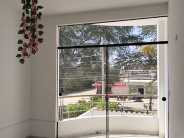 ALQUILER DE CASA DE 3 PISOS, EN AV. LAS PALMERAS