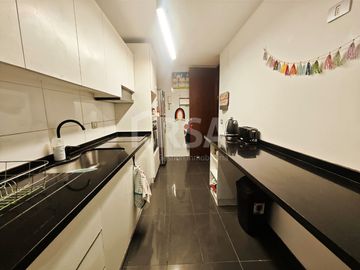 DEPARTAMENTO 2 DORMITORIOS/2 BAÑOS CON ESTACIONAMIENTO, BARRIO ITALIA, PROVIDENCIA
