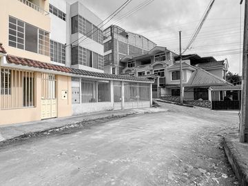 Se vende casa independiente de tres plantas