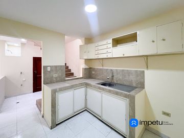 Se vende casa independiente de tres plantas