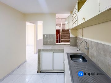 Se vende casa independiente de tres plantas