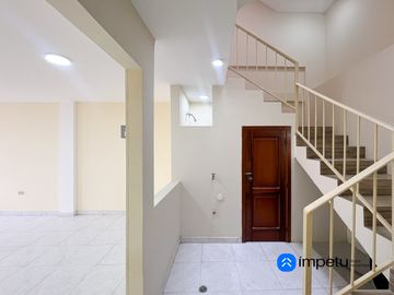Se vende casa independiente de tres plantas