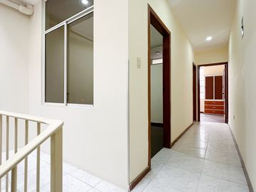 Se vende casa independiente de tres plantas