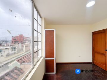 Se vende casa independiente de tres plantas