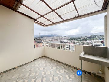 Se vende casa independiente de tres plantas