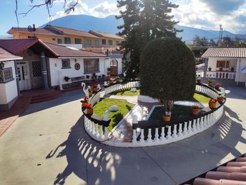 CASA  GRANDE EN VENTA - EN LA MITAD EL MUNDO QUITO