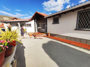CASA  GRANDE EN VENTA - EN LA MITAD EL MUNDO QUITO