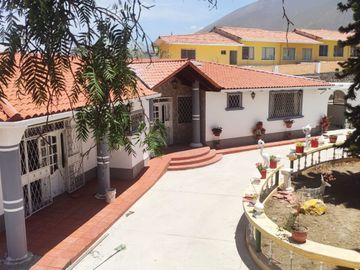 CASA  GRANDE EN VENTA - EN LA MITAD EL MUNDO QUITO