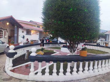 CASA  GRANDE EN VENTA - EN LA MITAD EL MUNDO QUITO