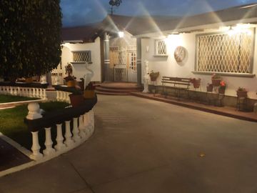 CASA  GRANDE EN VENTA - EN LA MITAD EL MUNDO QUITO
