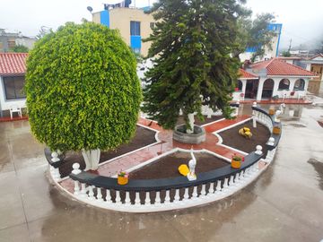 CASA  GRANDE EN VENTA - EN LA MITAD EL MUNDO QUITO