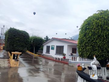 CASA  GRANDE EN VENTA - EN LA MITAD EL MUNDO QUITO