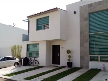 VENTA DE CASA NUEVA EN TOLUCA - CACALOMACAN, Ven a conocer tú casa con hermoso jardín, 5 lugares de estacionamiento, 4 recamaras y 3 baños completos